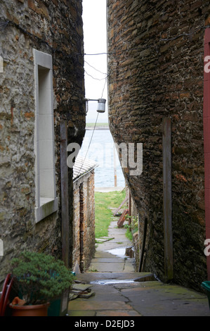 Stromness, Orkney, Norden Schottlands. Eines der vielen Gassen der alten Hauptstraße hinunter zum Hafen Stockfoto