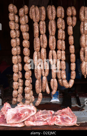 Madagaskar, Ambositra, Schweinefleisch und Wurstwaren für den Verkauf in der Metzgerei Schaufenster Stockfoto