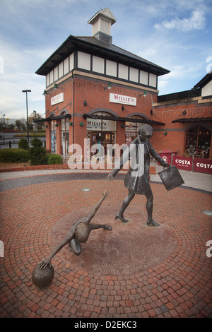 Cheshire Oaks Designer-Outlet Mall Ellesmere Port Mutter und Kind Skulptur von Alan Wilson Stockfoto