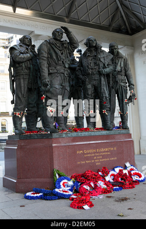 Das RAF Bomber Command Denkmal befindet sich am westlichen Ende des Green Park es von ihrer Majestät Königin Elizabeth II enthüllt wurde. Stockfoto