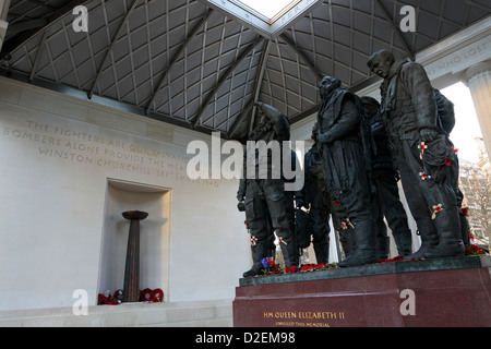 Das RAF Bomber Command Denkmal befindet sich am westlichen Ende des Green Park es von ihrer Majestät Königin Elizabeth II enthüllt wurde. Stockfoto