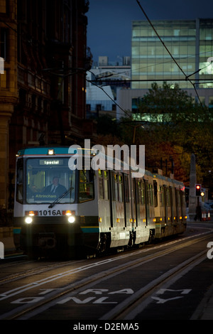 Metrolink Straßenbahn das Midland Hotel (links) vorbei, als es hinterlässt bei St Peters Street Haltestelle Abend Pendler Stockfoto