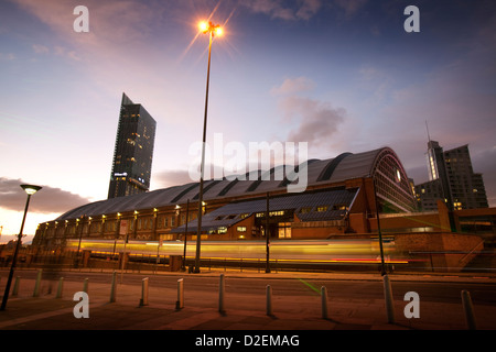 Metrolink Straßenbahn übergibt Konferenzzentrum Manchester, Manchester Central nahe Stockfoto
