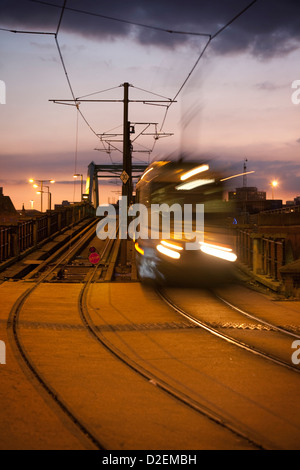 Metrolink Straßenbahn übergibt Konferenzzentrum Manchester, Manchester Central nahe Stockfoto