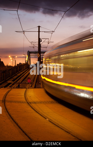 Metrolink Straßenbahn übergibt Konferenzzentrum Manchester, Manchester Central nahe Stockfoto