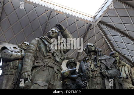 Das RAF Bomber Command Denkmal befindet sich am westlichen Ende des Green Park es von ihrer Majestät Königin Elizabeth II enthüllt wurde. Stockfoto