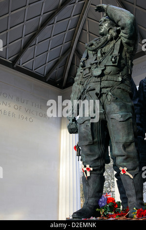 Das RAF Bomber Command Denkmal befindet sich am westlichen Ende des Green Park es von ihrer Majestät Königin Elizabeth II enthüllt wurde. Stockfoto