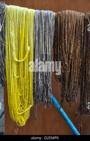 Hand-gesponnene Wolle in Naturfarben gefärbt Stockfoto