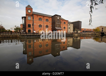 Die Orwell-Mühle spiegelt sich in den Kanal Stockfoto