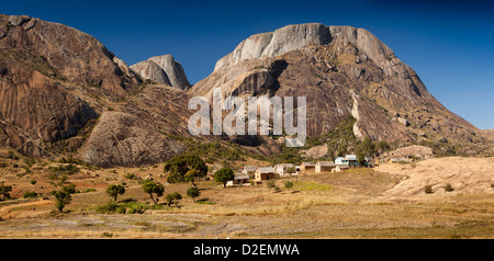 Madagaskar, Ambalavao, Reserve dAnja ringtailed Lemur Lebensraum mit Rocky Mountains hinter Panorama Stockfoto