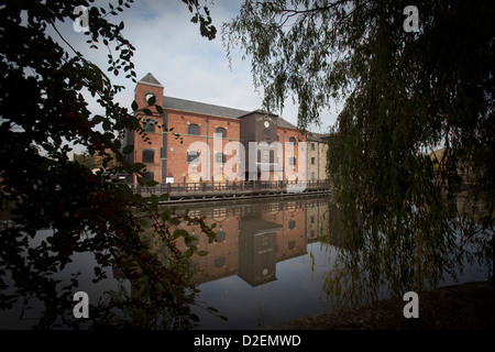 Die Orwell-Mühle spiegelt sich in den Kanal geschossen durch Laub Stockfoto