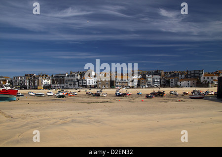 Der sandige Hafen des Fischerdorfes St. Ives, Cornwall, zeigt die Boote, die bei Ebbe festgemacht sind. Stockfoto