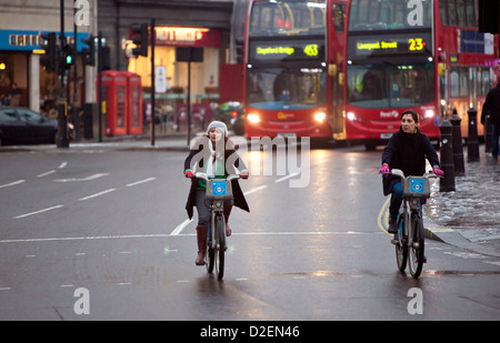 Fahrradfahrerinnen auf den Straßen von Greater London, England, Großbritannien Stockfoto