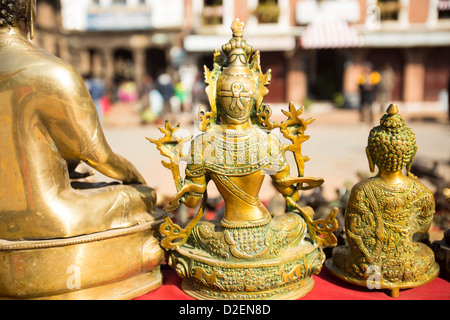 Nepalesische waren zum Verkauf an einem Stall in Patan Durbar Square in Kathmandu, Nepal. Der Platz ist ein UNESCO-Weltkulturerbe. Stockfoto