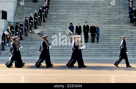 Die United States Air Force Honor Guard durchführen und überprüfen, wie Frau Jill Biden, Vizepräsident Joe Biden, Präsident Barack Obama und First Lady Michelle Obama das US Capitol für die Einweihung Parade Pennsylvania Avenue hinunter ins Weiße Haus 21. Januar 2013 in Washington, D.C. fahren. Stockfoto