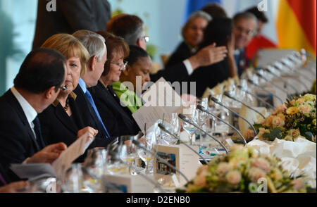 Französische Präsident Francois Hollande (L) spricht Bundeskanzlerin Angela Merkel, wie sie die Deutsch-französische Kabinettssitzung am 22. Januar 2013 in Berlin als Teil der Feierlichkeiten besuchen anlässlich 50 Jahre seit dem Elysee-Vertrag nach WWII Deutsch-französische Zusammenarbeit ins Leben gerufen. Bei der Unterzeichnung der Wahrzeichen-Vertrags am 22. Januar 1963, dann versiegelt französischen Präsidenten Charles de Gaulle und der deutsche Bundeskanzler Konrad Adenauer eine neue Ära der Versöhnung zwischen den ehemaligen Feinden die Europäische Einheit da getrieben hat. Foto: Odd Andersen Dpa +++(c) Dpa - Bildfunk +++ Stockfoto