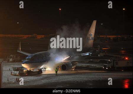 Arbeiter Abtauung ein Flugzeug der Fluggesellschaft "KLM" auf dem Flughafen Tegel in Berlin, Deutschland, 22. Januar 2013. Foto: Paul Zinken Stockfoto