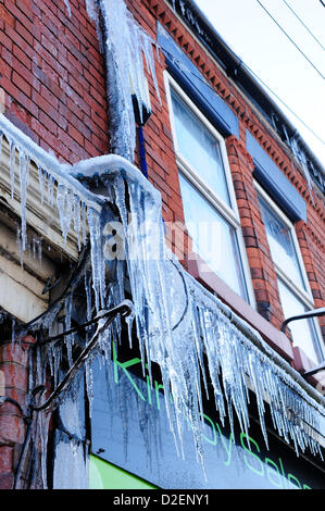 Kirkby-In-Ashfield, Notts, UK. 22. Januar 2013. Eiszapfen hängen von Dächern, wie ein leichtes Tauwetter beginnt. Stockfoto