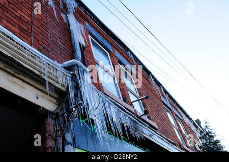 Kirkby-In-Ashfield, Notts, UK. 22. Januar 2013. Eiszapfen hängen von Dächern, wie ein leichtes Tauwetter beginnt. Stockfoto