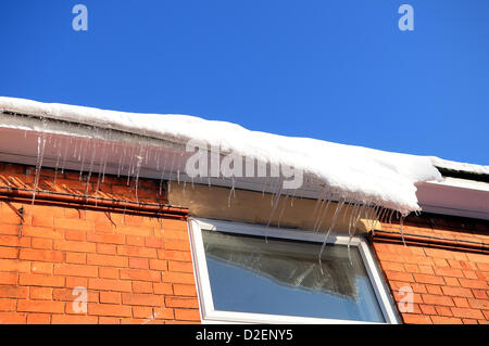 Kirkby-In-Ashfield, Notts, UK. 22. Januar 2013. Eiszapfen hängen von Dächern, wie ein leichtes Tauwetter beginnt. Stockfoto