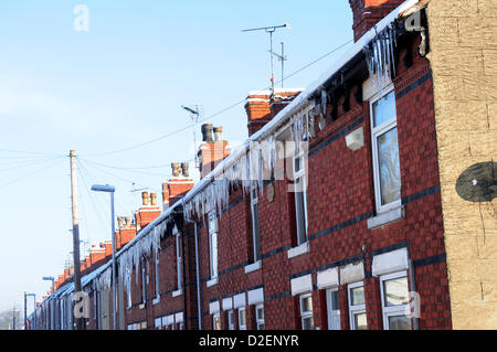 Kirkby-In-Ashfield, Notts, UK. 22. Januar 2013. Eiszapfen hängen von Dächern, wie ein leichtes Tauwetter beginnt. Stockfoto