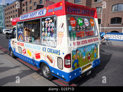 Rückansicht eines ice cream van am Rande einer Straße, London, England, UK geparkt. Stockfoto