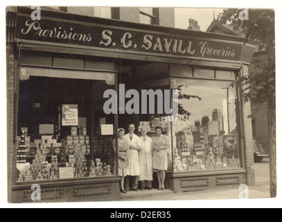 Originalfoto des S.C. Savill Lebensmittel- und Lebensmittelgeschäft, mit Eigentümer/Eigentümer und Personal - Waren im Fenster, in den 1930er oder 1940er Jahren, Großbritannien Stockfoto