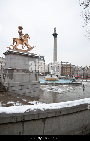 Trafalgar Square an einem verschneiten winter Morgen, London, England, UK Stockfoto
