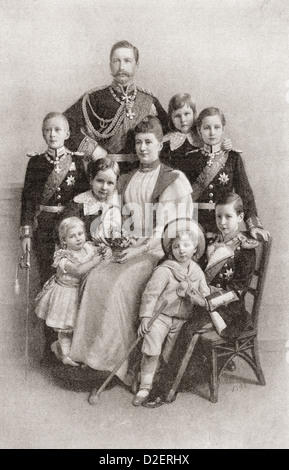 Kaiser Wilhelm II. mit seiner Frau Augusta Victoria und ihre Familie. Wilhelm II. und Wilhelm II., 1859 –1941. Stockfoto