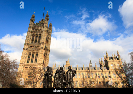 Die „Burghers of Calais“ von Auguste Rodin vor den Houses of Parliament, London Stockfoto