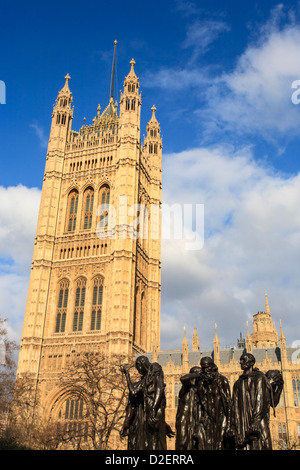 Die „Burghers of Calais“ von Auguste Rodin vor den Houses of Parliament, London Stockfoto