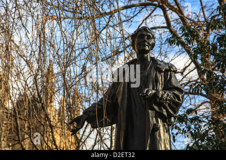 Eine Statue der Suffragette Emmeline Pankhurst vor den Houses of Parliament, London Stockfoto