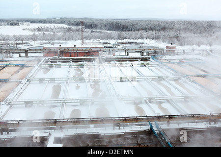 Verdunstung von Stauseen mit Abwasser im Werk Stockfoto