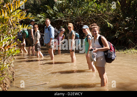 Madagaskar, Betrieb Wallacea, Studenten auf Trail durch Strom zum Matsedroy camp Stockfoto