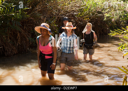 Madagaskar, Betrieb Wallacea, Studenten und Mitarbeiter waten durch Stream auf Matsedroy Stockfoto