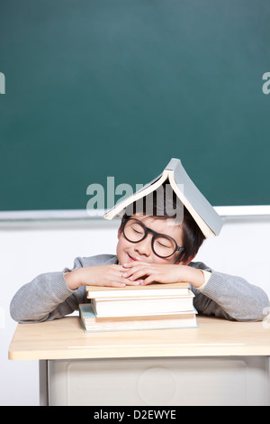 Schöne Schüler eine Pause im Klassenzimmer Stockfoto