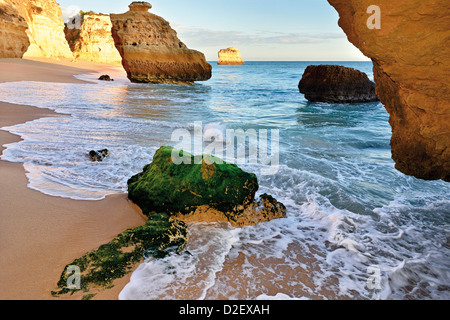 Portugal, Algarve: Felsformationen am Strand Praia da Marinha Stockfoto