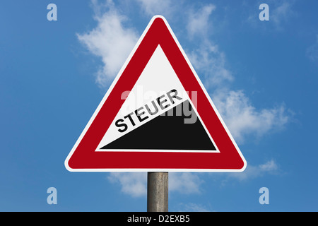 Detail-Foto von einer Gefahr Zeichen "Steigung" mit den deutschen Inschrift Steuern Stockfoto