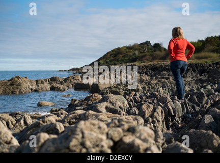 Frau stehend auf Küste Aussicht auf Belfast Lough Stockfoto