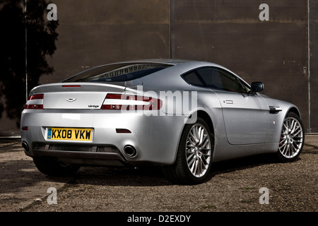 Silberne Aston Martin Vantage Coupe Sportwagen Stockfoto