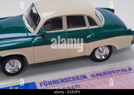 Detail Foto der deutschen EU-Führerschein, daneben ist ein Modellauto Stockfoto