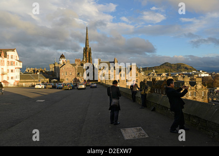 Touristen genießen Sie den Blick vom Edinburgh Castle. Oben auf der Royal Mile Edinburgh, Schottland. Stockfoto