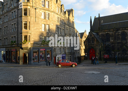 Royal Mile. High Street. Edinburgh, Schottland. St. Columba Free Church mit roten Tür. Stockfoto