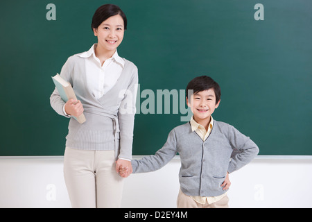 Porträt der glückliche Schüler im Klassenzimmer Stockfoto