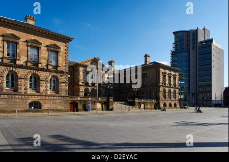 Custom quadratische Bau in Belfast Nordirland mit The Boat Bürogebäude im Hintergrund Stockfoto