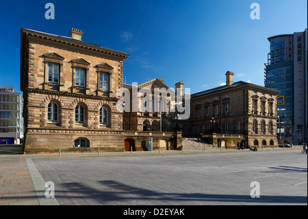 Custom quadratische Bau in Belfast Nordirland mit The Boat Bürogebäude im Hintergrund Stockfoto