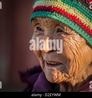 Ältere Inuit-Frau in das Dorf von Ittoqqortoormiit (Scoresbysund), Gemeinde Sermersooq, Grönland Stockfoto