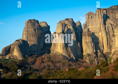 UNESCO-Weltkulturerbe Meteora, Griechenland: Sonnenuntergang über den Meteora-Felsen, ein Wahrzeichen Sandsteinformation in Zentralgriechenland Stockfoto