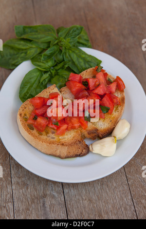 Im Fattoria Poggio Alloro serviert Bruschetta. San Gimignano, Toskana, Italien. Stockfoto