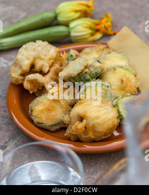 Zucchini und Zucchiniblüten, tief in Teig gebraten. Toskana, Italien. Stockfoto